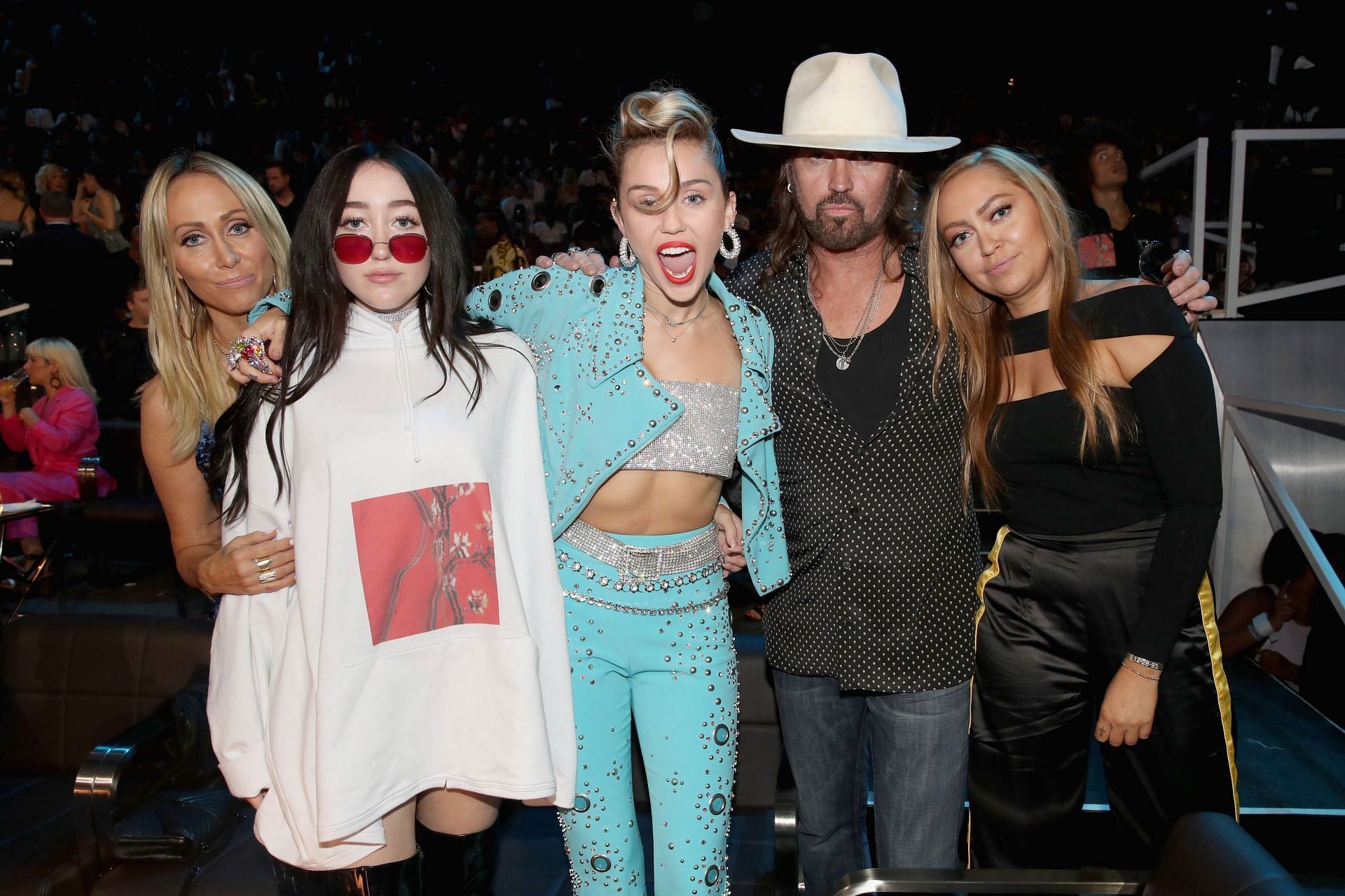 The Cyrus family (Image via Getty)